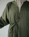 Abaya Alira army green ingezoomd op de knoop