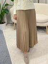 ELLA PLISSÉ SKIRT BEIGE INGEZOOMD