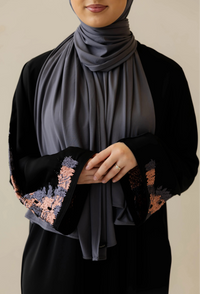 Naila abaya detail