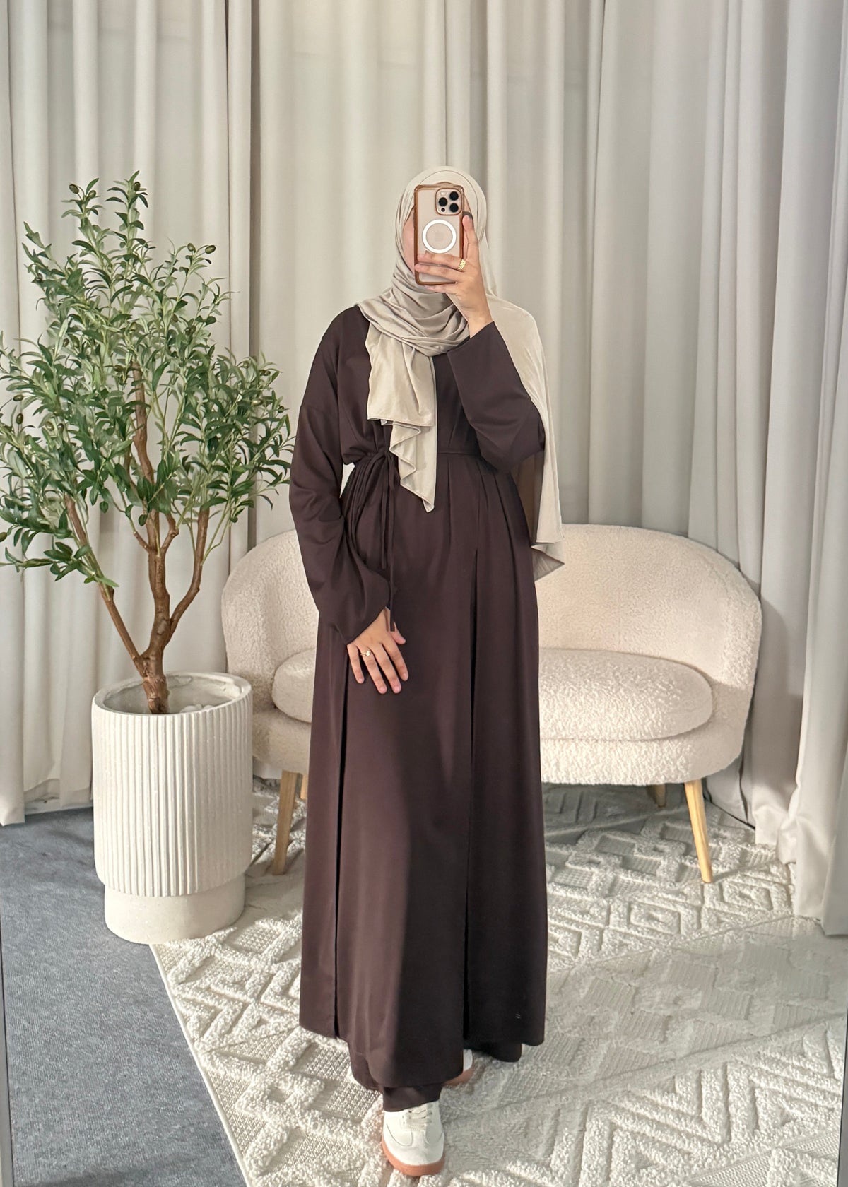 Full-length view of the Dalia Maxi Set Coffee with longline top and matching trousers